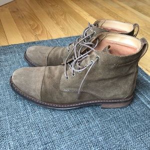 EUC Clarkdale Hill Taupe Suede Men’s boots
